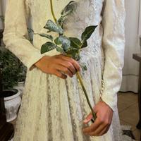 Vestito da sposa fatto a mano con fiori in pizzo