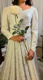 Vestito da sposa fatto a mano con fiori in pizzo