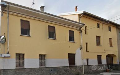 Abitazione plurifamiliare con terreno