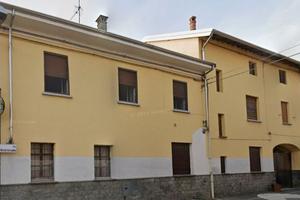 Abitazione plurifamiliare con terreno