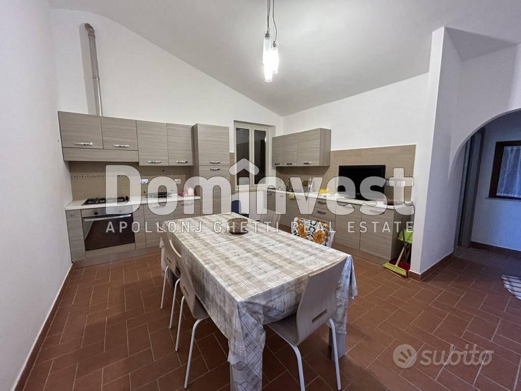 Rustico / Casale di 301 m² con più di 5 locali a C - Altro