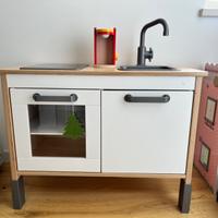 Cucina giocattolo Ikea con vari accessori