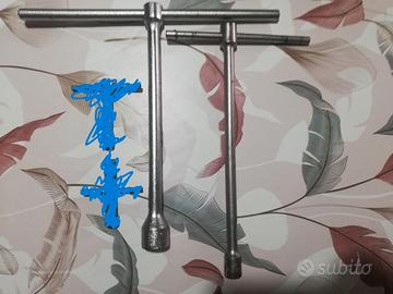 2 chiavi a t +4 chiavi a tubo + 2 punzoni