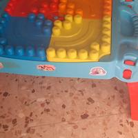 tavolino con costruzioni megablocks