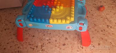 tavolino con costruzioni megablocks