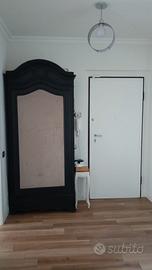 Mobile ampio nero e velluto