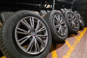 Pneumatici Bridgestone 235/60R18 104H