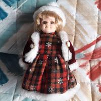 Bambola di ceramica con vestito natalizio