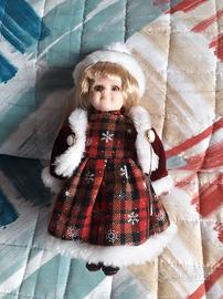 Bambola di ceramica con vestito natalizio