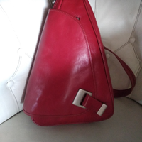 Particolare zainetto in pelle rosso ciliegia