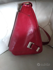 Particolare zainetto in pelle rosso ciliegia