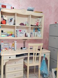 Scrivania e libreria