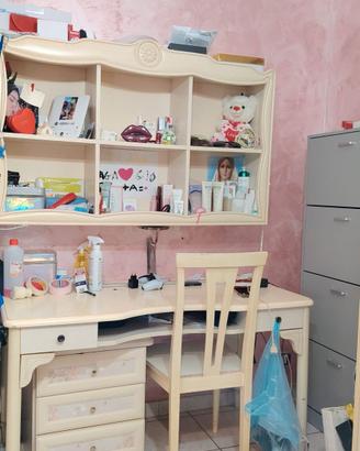 Scrivania e libreria