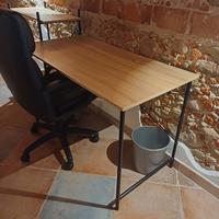 libreria e scrivania con sedia