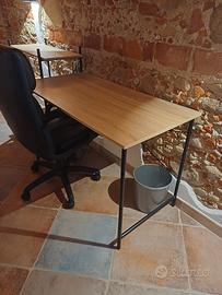 libreria e scrivania con sedia