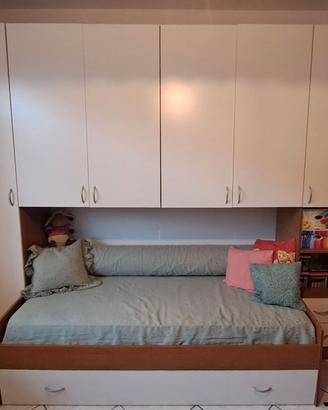 Armadio ponte con 6 ante e 2 letti singoli