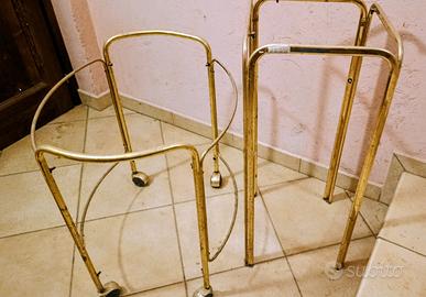 due carrelli senza piano di appoggio e una brocca 