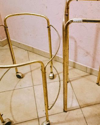 due carrelli senza piano di appoggio e una brocca 