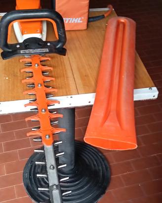 tosasiepi ha batteria stihl mod 94 R con batteria 