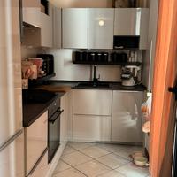 Cucina completa di tavolo
