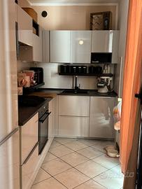 Cucina completa di tavolo