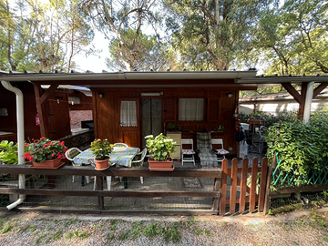 Preingresso in legno con roulotte e veranda