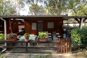 Preingresso in legno con roulotte e veranda