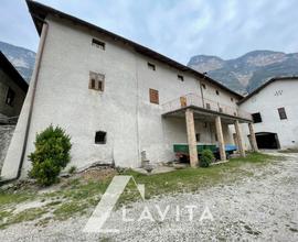 Grande casa da ristrutturare a Roveré della Luna