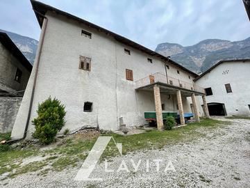 Grande casa da ristrutturare a Roveré della Luna