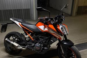 KTM Duke 125 Sett 2017 ( E4 ) -KM 33.245+accessori