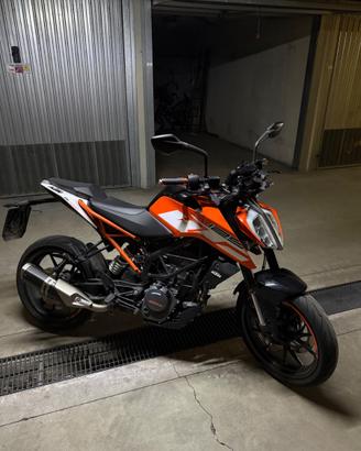KTM Duke 125 Sett 2017 ( E4 ) -KM 33.245+accessori