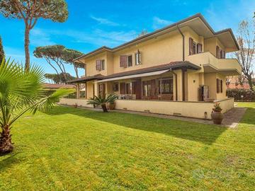Villa di 300 m² con più di 5 locali e box auto a F