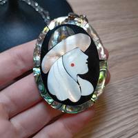 Collana pendente con cammeo in madreperla