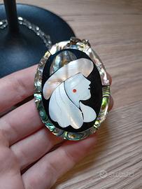 Collana pendente con cammeo in madreperla