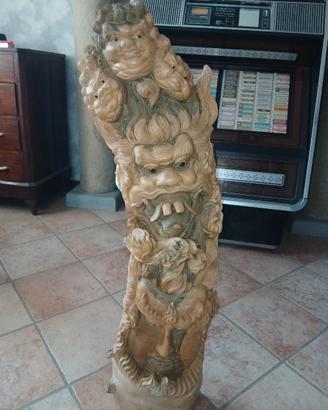 Scultura decorativa in legno intagliato 