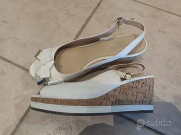 Slingback bianca con cinturino dietro la caviglia