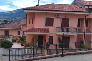 Villette a schiera con giardino e box auto