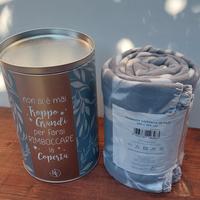 coperta pile con scatola latta
