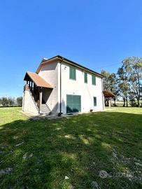 Rustico / Casale di 150 m² con più di 5 locali a T