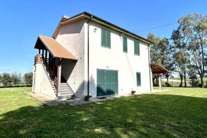 Rustico / Casale di 150 m² con più di 5 locali a T