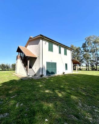 Rustico / Casale di 150 m² con più di 5 locali a T