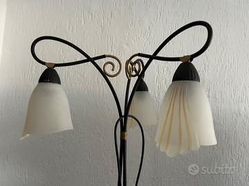 Lampada da terra in metallo