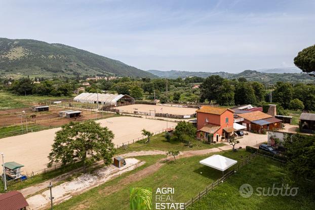 Tenuta 15 ha con Centro Equestre e Casali |TR322