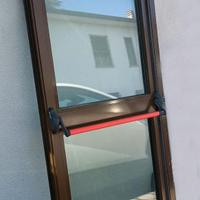 Dono porte in alluminio e vetro a chi le ritira