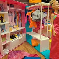 Kit arredo Barbie: casa a 2 piani, armadio doppio 