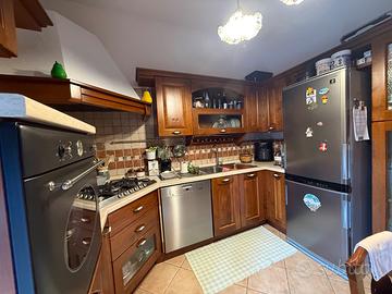 Cucina  legno massello con elettrodomestici