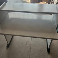 scrivania grigio chiaro