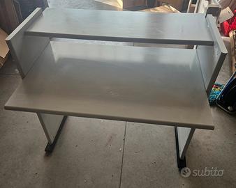 scrivania grigio chiaro