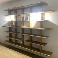 libreria sospesa in legno vecchio varie profondità