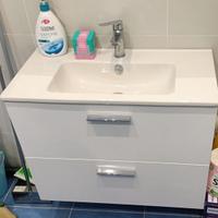 Mobile bagno sospeso bianco con lavabo e specchio